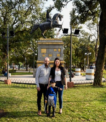 Israel junto a sus padres,