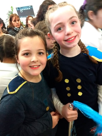 Milagros y Trinidad, durante el