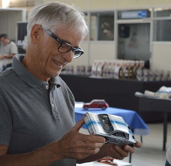 Con la maqueta del primer