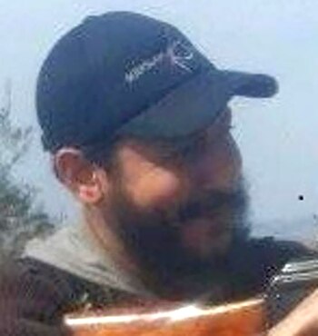 Una fotografía de mala calidad muestra a Mohamed Ahmed Elsayed Ahmed Ibrahim con lo que sería un AK-47. La imagen desapareció del sitio del FBI