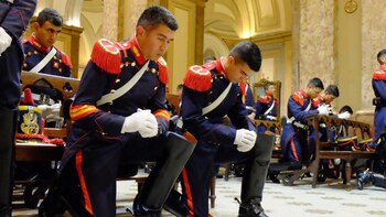 Los granaderos, en la misa