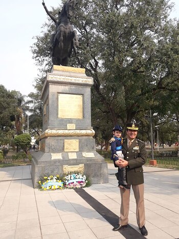 El niño se acercó hasta