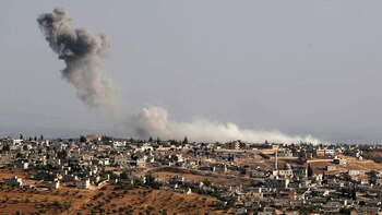 Una columna de humo se levanta sobre la villa de Kafr Sajna (Photo by Omar HAJ KADOUR / AFP)