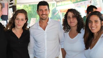 El entrenador junto a las
