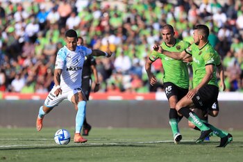 Los visitantes aprovecharon la desventaja de Juárez tras la expulsión del chileno Sagal (Foto: Gallos Blancos de Querétaro)