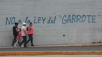 Con un graffiti en la