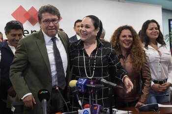 Mónica Fernández (segunda desde la