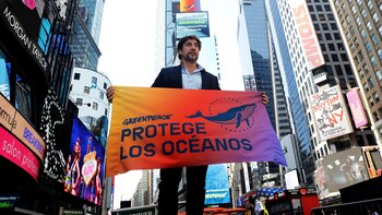 Javier Bardem sostiene un cartel