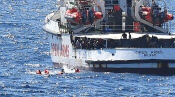 Migrantes nadan tras saltar de