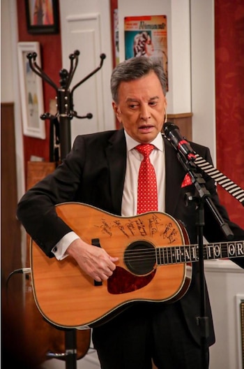 Palito Ortega tocó la guitarra