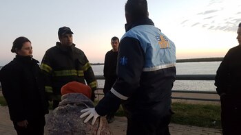 La mujer rescatada, junto a