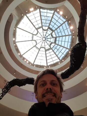 La foto que Mendoza se sacó bajo la escultura hecha con bicicletas pocas horas antes de morir