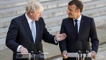Boris Johnson fue recibido en el Elíseo por Macron (AFP)