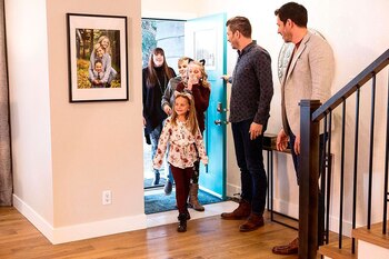 Juntos, los hermanos ayudan a