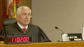 El juez Alan Fine determinó