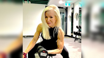 La mujer dice que no se siente juzgada cuando entrena en el gimansio porque en ese ambiente la edad no importa (Foto: Instagram @lesleymaswell.fitness)