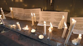 Con carteles y velas vecinos recordaron