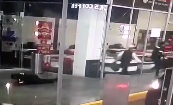 Los dos hombres armados salen corriendo mientras el agente agoniza en el suelo (Foto: Captura de pantalla)