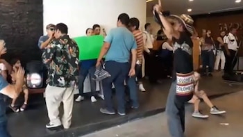 Afuera de la funeraria se