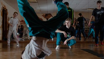 Al centro, Sergei Chernyshev durante