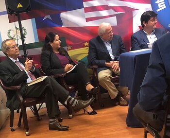 Junto al escritor Beltrán Guerra