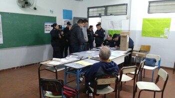 La policía intervino en el conflicto desatado en la mesa 238 del Secundario N°1