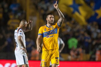 André-Pierre Gignac del equipo de los Tigres de la UANL celebra el gol ante el equipo de las Águilas del América, en el estadio Universitario (Foto: Cuartoscuro)