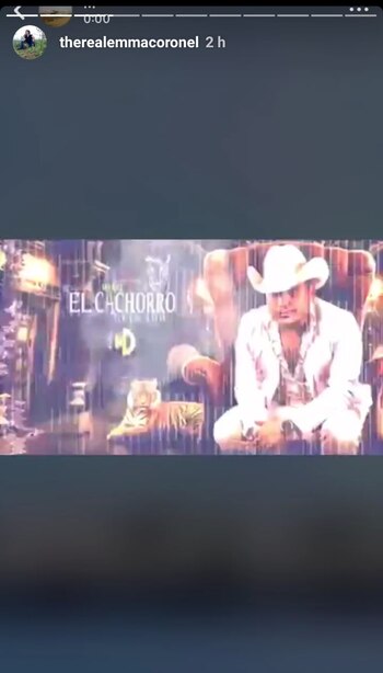 El cantante aparece en el