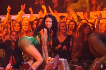 Con la canción de “Anaconda”