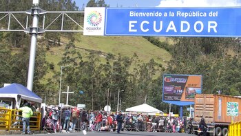 Miles de Venezolanos aguardan en