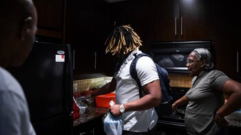 Guerrero Jr. comparte un departamento