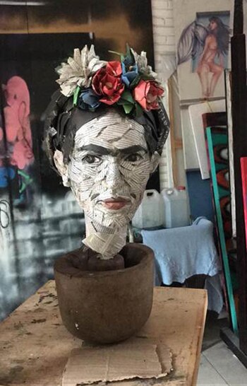 Paula Pons (esculturas en papel)