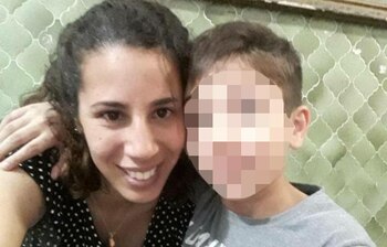 La oficial, Karina Castillo, presta