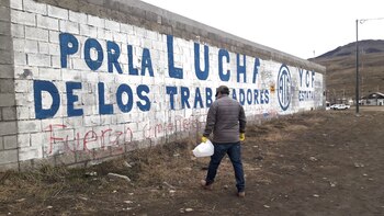 Los voluntarios levantan los pedazos
