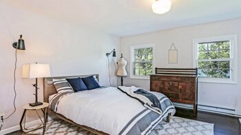 En total, hay cuatro dormitorios