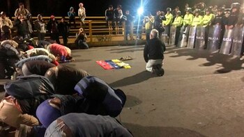 Cientos de venezolanos se arrodillaron