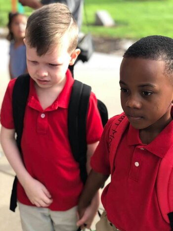Christian vio a Connor llorar durante su primer día de clases, por lo que se le acercó para consolarlo: lo tomó de la mano y lo acompañó hasta la entrada de la Escuela Primaria Minneha en Wichita (Foto: Facebook)