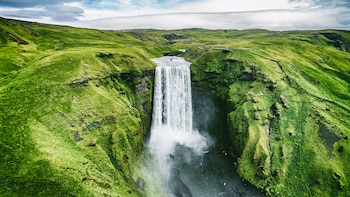 Situada en las afueras del Círculo Polar Ártico, Islandia se ha convertido en uno de los destinos turísticos más atractivos del mundo. Los viajeros acuden a la isla por millones para dar testimonio de algunos de los paisajes más impresionantes del mundo