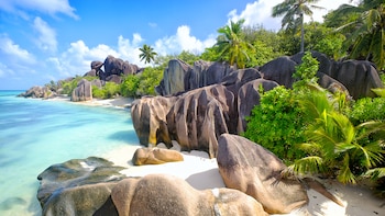 Ubicado a menos de mil seiscientos kilómetros de la costa del este de África, este remoto archipiélago del Océano Índico ha atraído a los viajeros durante mucho tiempo con la promesa de ser el escenario ideal de descanso en la playa y buceo en arrecifes de coral