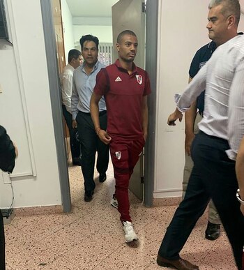 A la derecha, el comisario