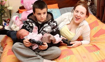 Chantelle y Alfie cargando a