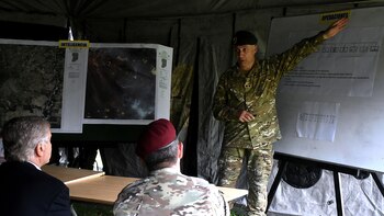 El ministro Aguad escucha a