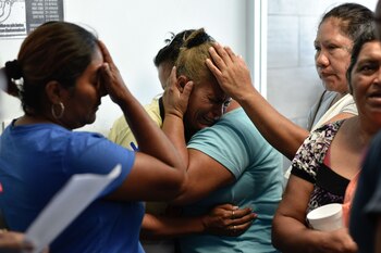Familiares acuden al Servicio Médico