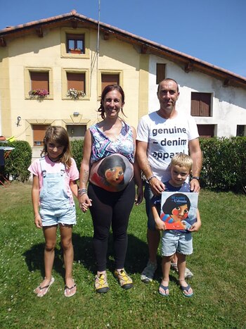 La mujer junto a sus