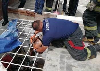 La mujer quedó atrapada entre