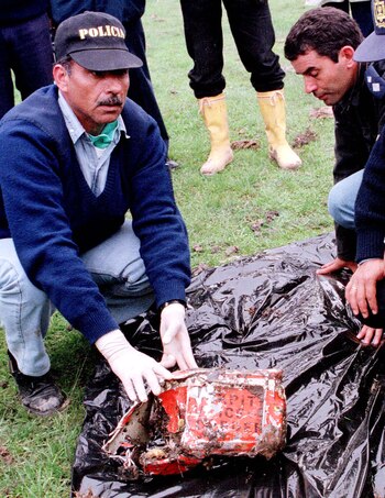 Un policía muestra la caja