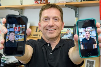 Christopher Barry, profesor de psicología en WSU y autor principal del estudio que comparó la percepción de selfies y fotos tomadas por terceros (WSU)