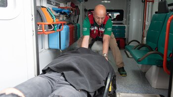 La modelo en una ambulancia