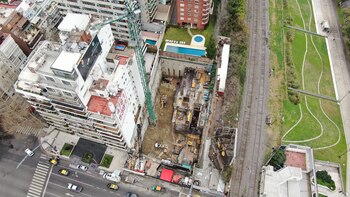 El edificio junto a la