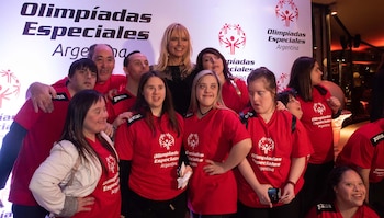 Valeria Mazza, madrina de las Olimpiadas Especiales Argentina (OEA) junto a algunos de los integrantes de la OEA en una noche emocionante